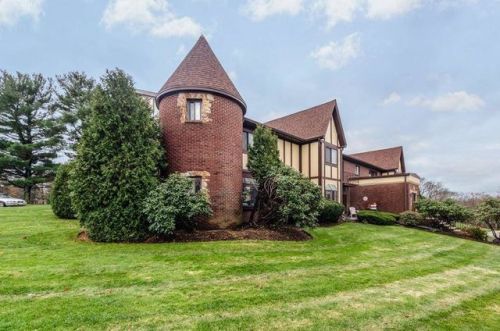 8 Rainbow Pond Dr, Walpole MA  02081-3445 exterior