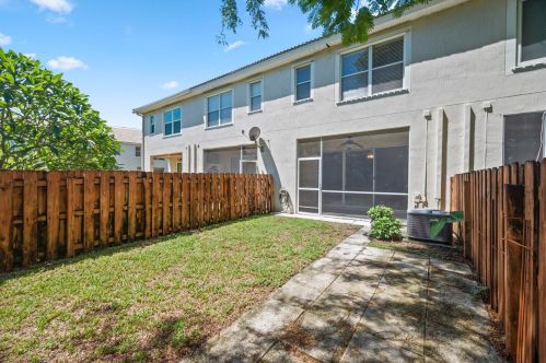 8084 Briantea Dr, Boynton Beach FL  33472-2745 exterior