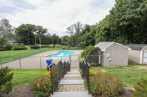 4 Snowberry Ln, Goffstown NH  03045-2587 exterior