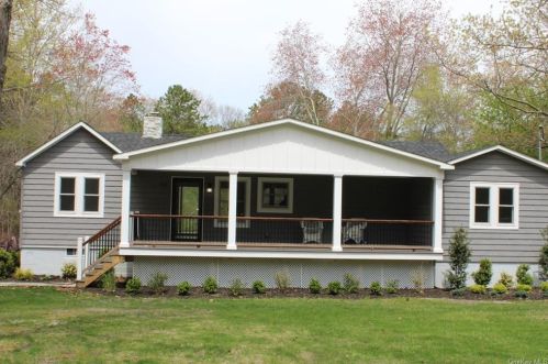 302 River Rd, Baiting Hollow, NY 11933-9777