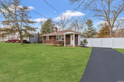 7 Tulip Ct, Moriches, NY 11955-1901