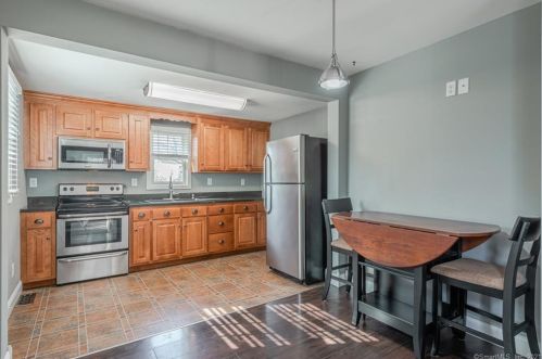 126 Deepwood Dr, Manchester, CT 06040-3837