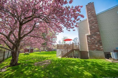 7 Edgewood Dr, Middletown CT 06457-3508 exterior