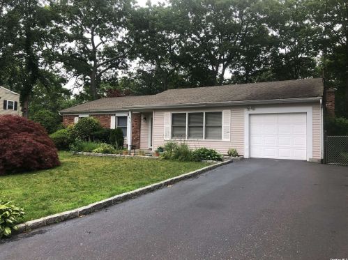 39 Williams Ave, Holtsville NY  11742-1519 exterior