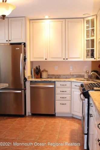 33 Citation Ct, Tinton Falls, NJ 07724-3830