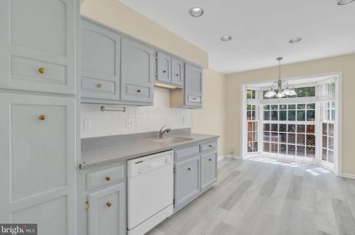 2827 Flagmaker Dr, Falls Church VA  22042-2204 exterior