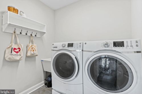 518 Fortress Cir, Leesburg VA  20175-8929 exterior