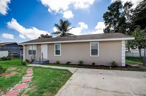 310 Elaine Cir, West Palm Beach, FL 33409-3751