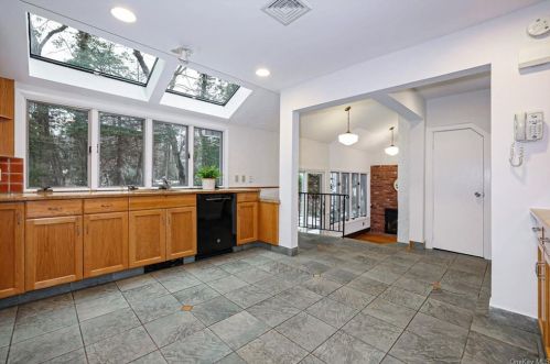 23 Lewis Ave, Hartsdale NY  10530-2803 exterior