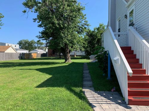 15 Minerva Rd, North Lindenhurst, NY 11757-6820