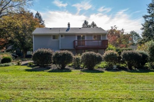 5 Hillside Dr, Clinton NJ 08809-1213 exterior