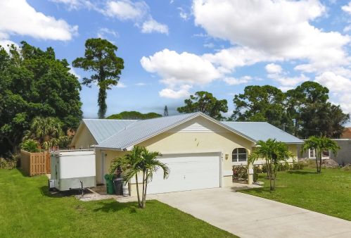 367 Fallon Dr, Fort Pierce, FL 34983-2633