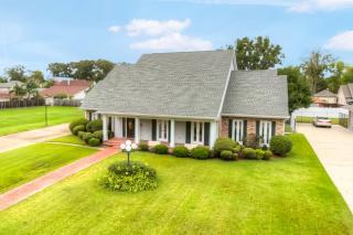 2601 Cypress Lawn Dr, Marrero, LA 70072-5447