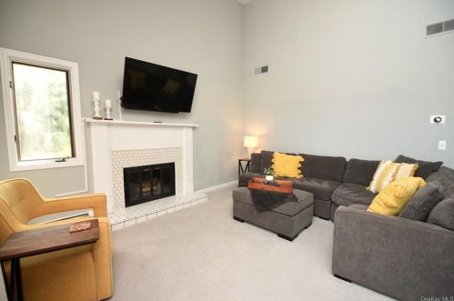 1210 Eagle Bay Dr, Crotonville NY  10562-2355 exterior