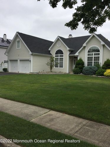 7 Topaz Ln, Lakewood, NJ 08701-7390
