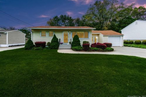 58 Kings Ct, Derby, CT 06418-2217