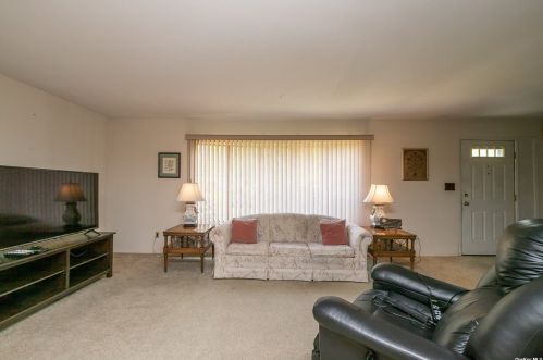 3 Mansfield Ln, Elwood NY  11731-4132 exterior