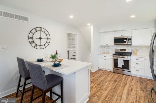 801 Meetinghouse Ct, Riverton NJ  08077-3325 exterior