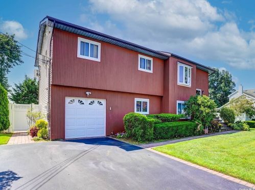 28 Orange St, Deer Park, NY 11729-3538