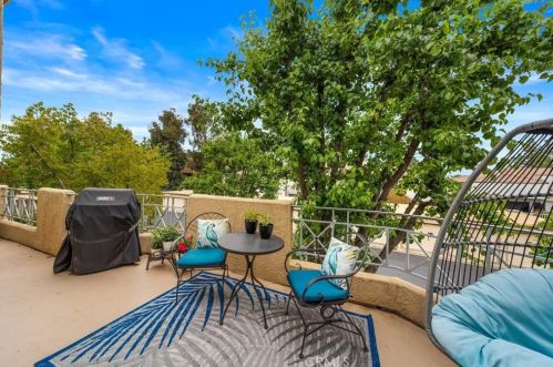 23621 Del Monte Dr, Santa Clarita, CA 91355-3384