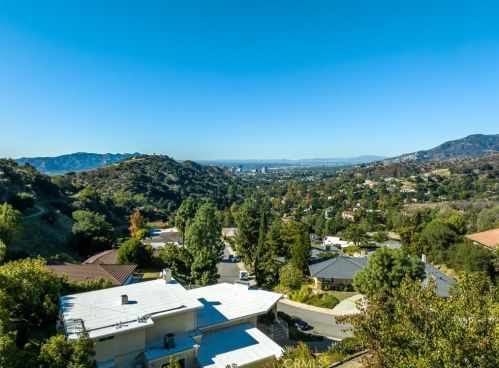 2755 Valle Vista Dr, Glendale CA  91206-4720 exterior