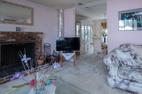 38 Pieper Dr, Wallingford CT  06492-2016 exterior