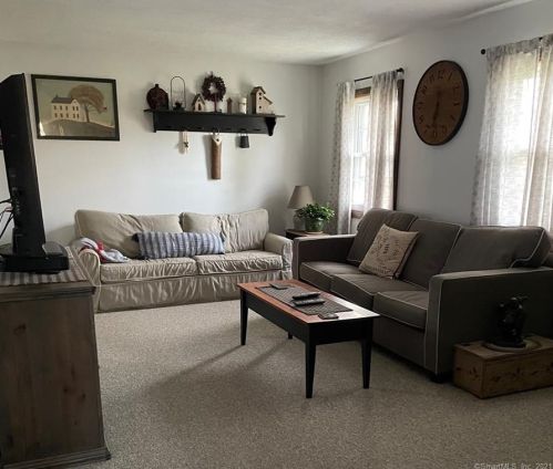 39 Laurel Rd, Windsor Locks CT 06096-2033 exterior