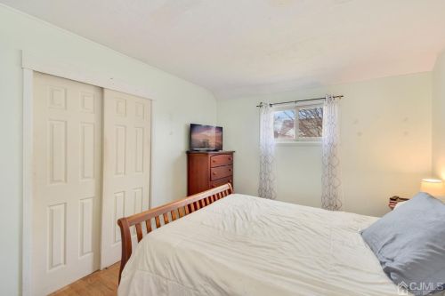 9 Stuart Dr, East Brunswick NJ  08816-3809 exterior