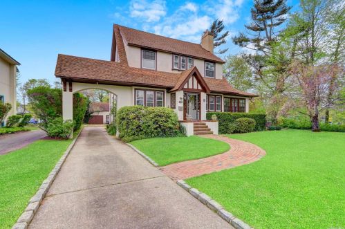 173 Windsor Ave, Brightwaters, NY 11718-1508
