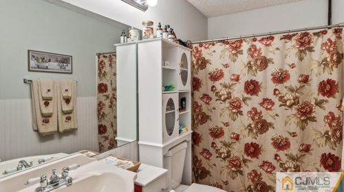 16 Willow Ct, Trenton NJ  08619-4626 exterior