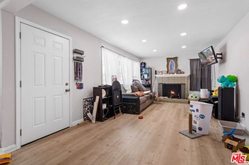 561 Royal Ave, Simi Valley CA  93065-4246 exterior