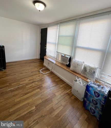 6810 Guyer Ave, Philadelphia PA 19142-2518 exterior