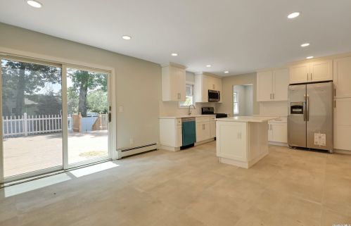 2 Maison Dr, Holbrook NY  11741-1314 exterior