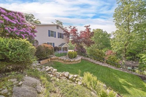 5 Hillside Rd, Sloatsburg, NY 10974-1813