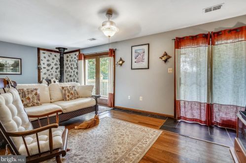 2402 Youngs Dr, Haymarket VA  20169-1532 exterior