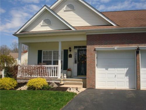 4 Holly House Dr, Helmetta, NJ 08828-1171