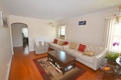 6 Gerard Ave, New Hyde Park NY  11040-1910 exterior