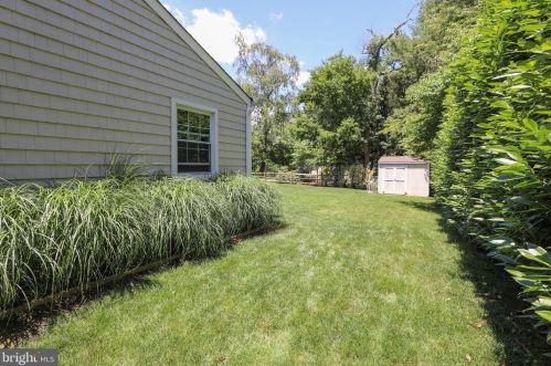 932 Queens Dr, Yardley PA  19067-4528 exterior