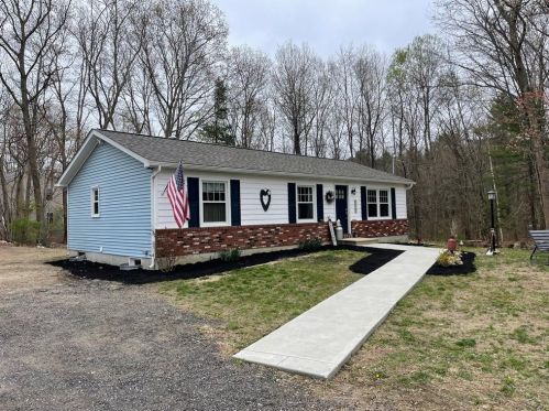 190 Staghead Dr, Glocester RI  02859-1303 exterior