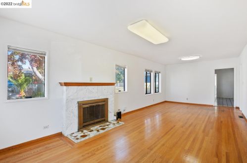 2368 Bartlett St, Oakland CA 94601-3213 exterior