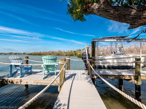 5690 Pne Tree Dr, Sanibel FL 33957-2304 exterior