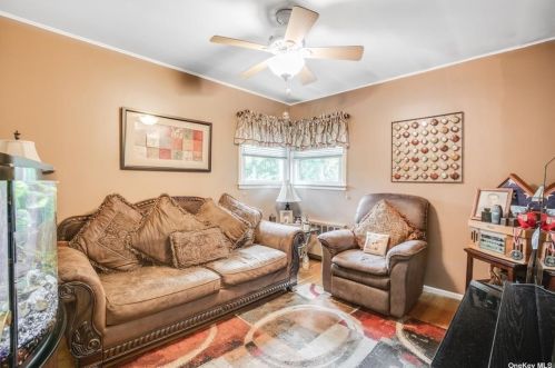 7 Parkview Cir, Bethpage NY  11714-2309 exterior