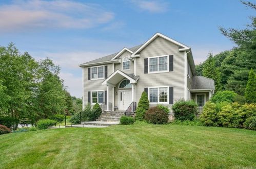 3 Applegate Way, Crotonville, NY 10562-1647