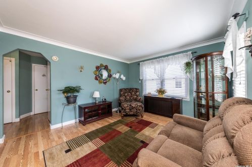 2385 Yorktown St, Rockville Centre, NY 11572-1717