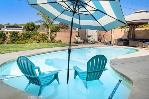 21051 Kingscrest Dr, Santa Clarita CA  91350-1990 exterior