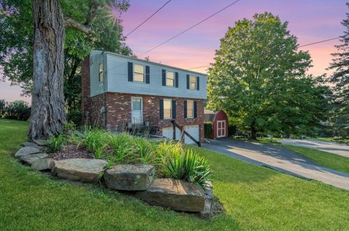 318 Sunlight Dr, Moon Twp, PA 15108-1142