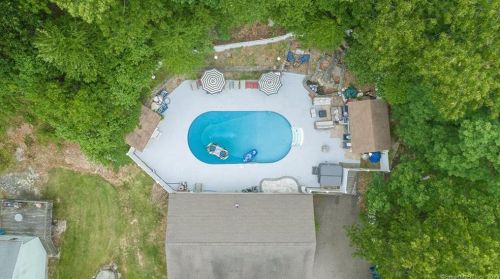 22 Devonshire Dr, Waterford CT  06385-1702 exterior