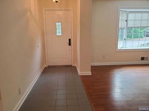 27 Greenway Ct, Closter NJ  07624-2201 exterior