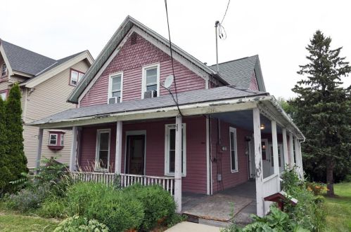 220 Sumner St, Hartford, WI 53027-1528