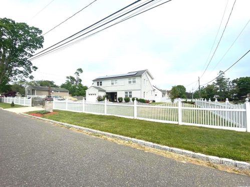 29 Jamaica Ave, Wheatley Heights NY  11798-3027 exterior